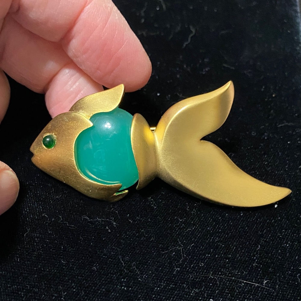 Givenchy vintage Matt gold tone with faux jade belly and eye brooch - Picture 7 of 16